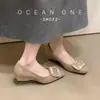 2026 Nuevo Estilo Hebilla Cuadrada Francesa Pedrería Cuña Slip-On Zapatos de Mujer Boca Baja Viaje Cuadrado de Terciopelo Puntera Cuadrada Tacones Altos para Mujer