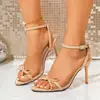 Sandalias de tacón de aguja de charol negro para mujer, nuevo estilo de verano, punta abierta, tira de lazo, sandalias de moda y versátiles