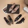 C688-1 Zapatos de tacón bajo puntiagudos con hebilla de pedrería metálica, versátiles mocasines de gamuza poco profundos para ir al trabajo, zapatos de mujer