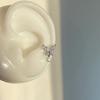 Pendientes de lujo ligeros y de alta calidad "Silver Butterfly Ji" con un toque de frío y un destello de mariposa y circonitas, sencillos y con forma de hueso para la oreja, para otoño e invierno.
