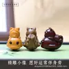 Pingente de sândalo e pau-rosa com padrão de ondas, apresentando um design infantil, pingente de animal, corrente para celular e acessórios de animal em sândalo.