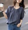 2025 Verano Sentido del Diseño Decoración de Perlas Cuello Redondo Botón Gota de Agua Camisa Elegante de Manga Corta Top para Mujer Camiseta