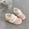 Chinelos de Algodão Slip-On para Mulheres, Modelo Popular 2026, Novos Chinelos Peludos, Tamancos Quentinhos de Pelúcia para o Inverno, Sapatos Estilo Birkenstock
