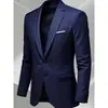 El comercio exterior siempre tiene en stock populares blazers casuales ajustados para hombre, trajes de negocios de color liso y chaquetas de un solo botón de moda para hombres jóvenes