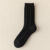 Calcetines de invierno de estilo nuevo, autocalentables, con etiqueta de tela en el talón en blanco y negro, para mujer, calcetines medianos cálidos a rayas.