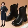 Botas de tornozelo com sola macia, botas femininas de algodão com forro de fleece para aquecimento, sapatos de couro, novo estilo outono/inverno 2026, botas simples, botas estilo Martin de cano médio para mulheres