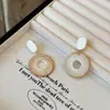 Pendientes Dorados de Lujo Ligero Vintage de Alta Gama para Mujer 2026 Nuevo Estilo Pendientes de Perla con Agujas de Plata Diseño de Nicho Accesorios Metálicos para Orejas
