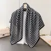 Lenço Grande Quadrado Estampado em Seda Imitação com Linhas Geométricas, Xale, Lenço de Cabeça, Toalha de Praia, Protetor de Pescoço, Cachecol de Pescoço, Lenço Decorativo Feminino