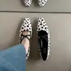 Zapatos Planos Elegantes de Moda Lunares 1cm Estilo Femenino 2026 Primavera y Otoño Nuevos Cuadrados Planos Poco Profundos Slip-On de Piel