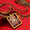 Longwuye Hecho a Mano Mineral Rojo, Amarillo, Blanco Dios de la Riqueza de Cinco Vías Tíbet Thangka Nepales Caja Gahu Colgante de Collar Venta al por Mayor