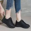 Tênis Esportivos Sapatos Casuais Femininos 2026 Novo Outono Sapatos para Mães de Meia-idade Superfície de Couro Solado Macio Sapatos Femininos Single Sapatos para Caminhada