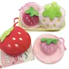 Mini carteira de pelúcia de morango colorida, uma bolsa de armazenamento fofa e adorável, chaveiro e um presente para meninas
