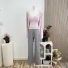 ¡Presentamos los Pantalones Perezosos Nuo Nuo! Ofrecen la cantidad adecuada de relajación, son cómodos y fluidos, pantalones casuales versátiles en beige y gris claro