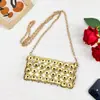 Design de nicho, metal dourado, bolsa de corrente tecida à mão, bolsa transversal estilosa, exalando uma vibe de luxo e elegância, perfeita para um look sofisticado