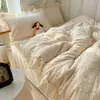 Estilo Hepburn Línea A Tallado Leche Polar Juego de Cuatro Piezas Invierno Estilo Encaje Funda de Edredón Engrosada Sábana Juego de Cama