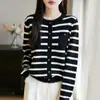 Cardigan de Lã Fina com Gola Redonda, Detalhe de Fivela em Formato de Coração com Diamantes e Franjas para Mulheres, Top de Malha com Design Exclusivo de Alto Padrão