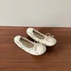 Zapatos de ballet suaves y femeninos de suela blanda para mujer, nuevos zapatos de verano 2026 de cordones poco profundos con lazo