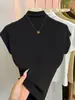 Camiseta de gola alta parcial, slim fit e que valoriza a silhueta, com mangas bufantes pequenas para mulheres, coleção outono/inverno 2026, top base estiloso e versátil