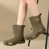 Nuevas botas de lluvia para mujer hasta la pantorrilla, impermeables, antideslizantes, resistentes al desgaste, zapatos de cocina de moda, forrados de felpa, cálidos, zapatos de goma engrosados, botas de lluvia