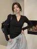 Camiseta básica gola V para mulheres, adequada para primavera e outono, pode ser usada como camada interna ou externa, corte justo, estilo puro e elegante, cor sólida, camiseta de manga comprida