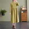 Foto real del nuevo vestido de pana estilo vintage otoño 2026 con cuello mao abotonado, corte holgado, casual y versátil