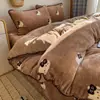 Juego de ropa de cama de cuatro piezas de terciopelo de leche para invierno, acolchado engrosado y forrado de felpa, sábana doble y funda de edredón