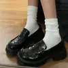 Sapatos loafer estilo universitário com sola grossa para mulheres, novidade outono 2026, sapatos pretos de couro britânico vintage, sapatos casuais versáteis, sapatos JK