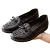 Zapatos de madre de cuero suave, suela suave, planos, resistentes al desgaste, impermeables, con lazo, zapatos de trabajo, grupo de compra de microempresa, venta al por mayor de una generación