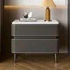 Mesita de noche de madera maciza con un toque de lujo, nuevo modelo 2026, adecuada para uso doméstico, dormitorio principal o habitaciones de hotel, con tapa de losa de roca y gabinete de almacenamiento de cuero de sillín