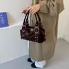 Bolso de axila versátil estilo coreano transfronterizo, moderno y de alta calidad, con un diseño texturizado tipo dumpling, acabado de gamuza y detalles de remaches, perfecto para ir al trabajo