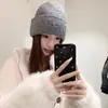 Gorro de Punto Cálido Estilo Coreano con Bordado de Letras para Mujer Sentido del Diseño Gorro de Lana Engrosado Transpirable Protección para los Oídos Cubre Cabeza Beanie