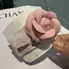 Presilha de Cabelo Floral de Alta Qualidade com Múltiplas Opções de Cor, Base de Veludo, Presilha Lateral para Controlar Fios Soltos, Acessório de Cabelo Elegante e Versátil