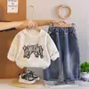 Conjunto de Moletom com Letras Estiloso e Calça Jeans de Duas Peças para Bebês e Crianças Pequenas, Roupa Fresca de Primavera, Atacado Tendência de Comércio Exterior