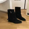Botas femininas retro europeias e americanas de franjas, bico fino, de cano médio, novo estilo outono 2026, salto grosso, botas de moda versáteis de calçar fácil, que aumentam a altura