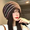 Gorro de punto a rayas para mujer, otoño e invierno, estilo retro japonés, circunferencia de cabeza grande, cálido, moderno y hace que la cara se vea más pequeña, un sombrero elegante para el clima frío