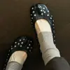 Zapatos de piel de oveja súper suaves de estilo punk único con puntera dividida de pezuña de cerdo para mujer, zapatos de tacón grueso de corte bajo tachonados, zapatos pequeños de cuero fruncidos vintage