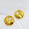 Broche redondo de metal com pequenos furos, 96676