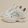 Sola grossa, que aumenta a altura, com cadarço, cabedal em couro, tênis estilo "dad shoes", nova coleção outono 2026, tênis femininos color block, casuais e confortáveis, tênis com sola macia
