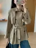 Un clásico atemporal que nunca pasará de moda: el abrigo de trinchera retro de estilo británico de otoño de 2026, de doble botonadura, entallado y con mangas raglán, de longitud media, H091620