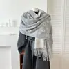 Novo cachecol de imitação de cashmere de cinco estrelas e quatro folhas para outono e inverno para mulheres, xale longo espesso com franjas feito de fio fiado no núcleo, atacado para transmissão ao vivo