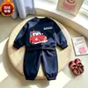 Conjunto nuevo estilo 2026 para niños con forro polar, sudadera holgada de dibujos animados de moda otoño/invierno y pantalones jogger, conjunto de dos piezas, venta al por mayor