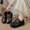 Sapatos femininos estilo Birkenstock, retrô, com sola grossa, que aumentam a altura, nova coleção outono/inverno 2026, adequados para mulheres baixinhas, design slip-on de cobertura total, sapatos de couro preto