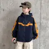 Chaqueta con capucha de bloques de color para niño, estilo primavera y otoño, marca de moda, chaqueta holgada para niños mayores, top de moda estilo workwear para otoño