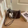 Bolso de axila de color liso de alto valor, moderno, simple, de nicho, con personalidad, bandolera para el trabajo, para ir al trabajo, sensación relajada, bolso de un solo hombro, moderno