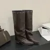 Primeiro Encontro Ji Meilade Bico Fino Calça de Segurança Grossa Leggings Botas Feminino 2026 Novo Retrô Menina Popular Rebites Panturrilha Larga Ciclismo