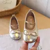 Zapatos planos cómodos de rendimiento con lazo, estilo princesa coreana, zapatos individuales de primavera y otoño 2026 para niños, zapatos de piel, zapatos para niños con suela blanda
