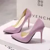 Tacones Altos de Punta Fina Versátiles con Corte Lateral en Gamuza Negra para Mujer, Elegantes Zapatos de Salón Stiletto de Suela Roja