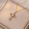 Colar Feminino Colorido Zircônia Joias Design de Nicho Pingente Cruz Completo em Diamante Colar Corrente de Clavícula em Aço Inoxidável