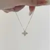 Collar de trébol de cuatro hojas dorado para mujer, cadena para la clavícula, elegante, lujo ligero, nicho, alta gama, simple, moderno, diseño versátil, modelo nuevo