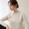 Colección de otoño e invierno: Suéter de cachemira ligero, lujoso, de cuello medio para mujer, con suaves adornos de botones, un diseño moderno y ajustado, y una construcción de punto de lana
